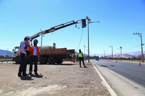 MOP finalizó primera parte de los trabajos de limpieza de las luminarias de la salida norte de Copiapó