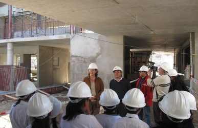 Autoridades y alumnos visitan obras de reposición de la Escuela Aliro Lamas